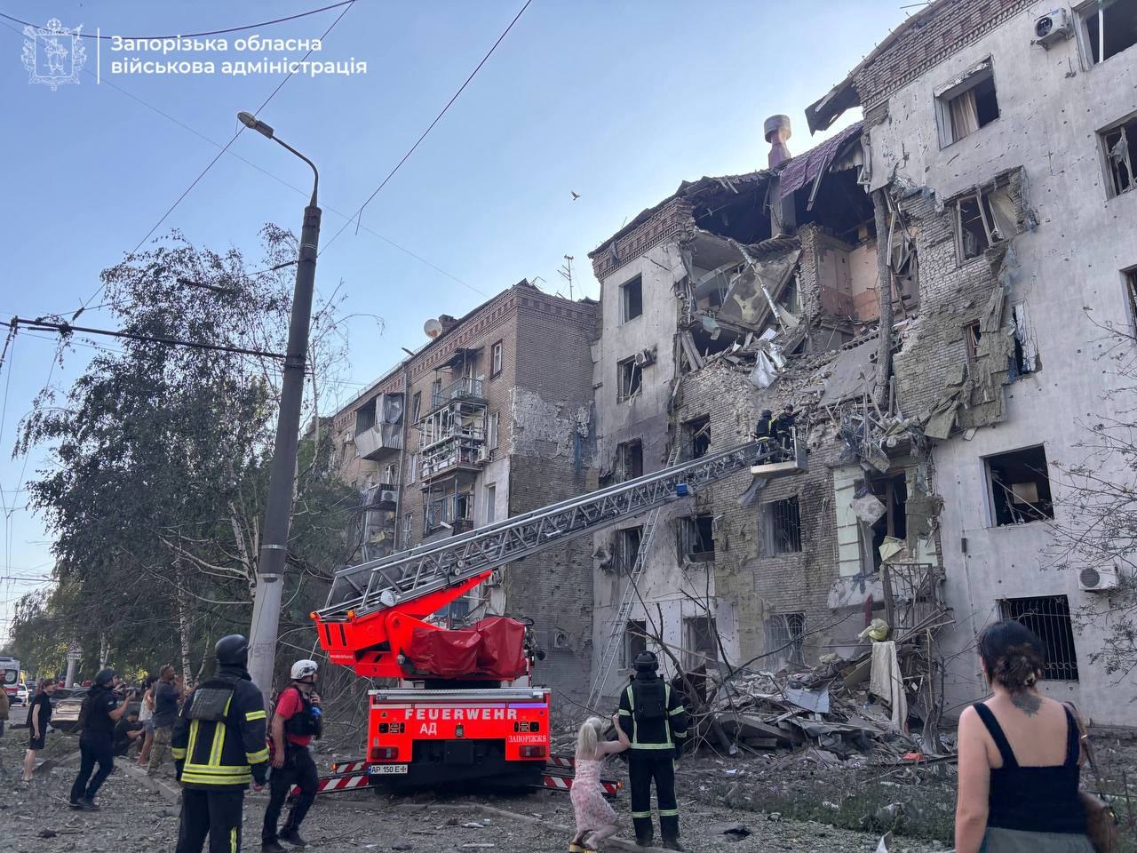 Російські КАБи по житловому кварталу Запоріжжя: двоє загиблих, 42 травмованих